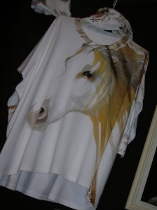 Anna Maria Di Giorgi: maglia di cotone con collo/cappuccio removibile dipinta a mano